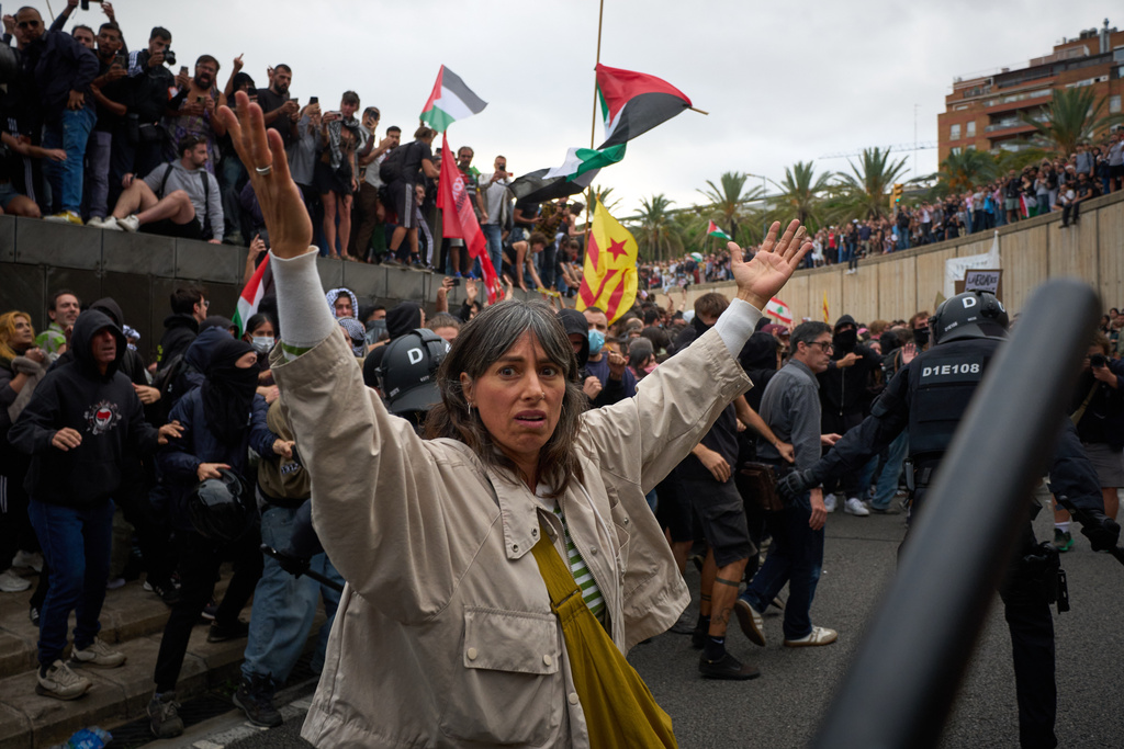Police clash with pro-Palestinian demonstrators during a protest in Barcelona, Spain, Thursday. Oct. 2, 2025 in solidarity with the Global Sumud Flotilla after ships were intercepted by the Israeli navy. (AP Photo/Emilio Morenatti)