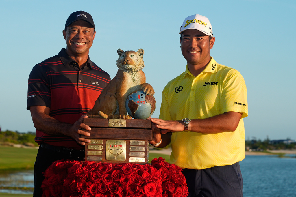 Hideki Matsuyama, of Japan, right, poses for a photo with golf legend Tiger Woods after winning the Hero World Challenge PGA Tour at the Albany Golf Club, in New Providence, Bahamas, Sunday, Dec. 7, 2025. (AP Photo/Fernando Llano)