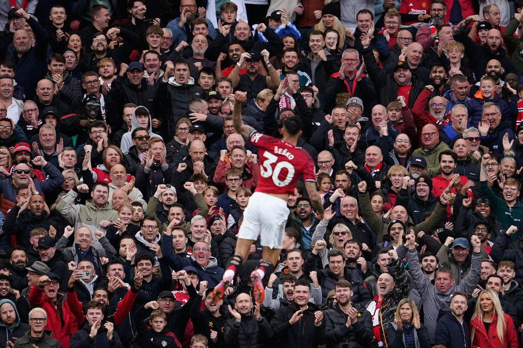 Manchester United's Benjamin Sesko celebrates scoring his side's 2nd goal during the English Premier League soccer match between Manchester United and Sunderland at Old Trafford stadium in Manchester, England, Saturday, Oct. 4, 2025. (AP Photo/Dave Thompson)