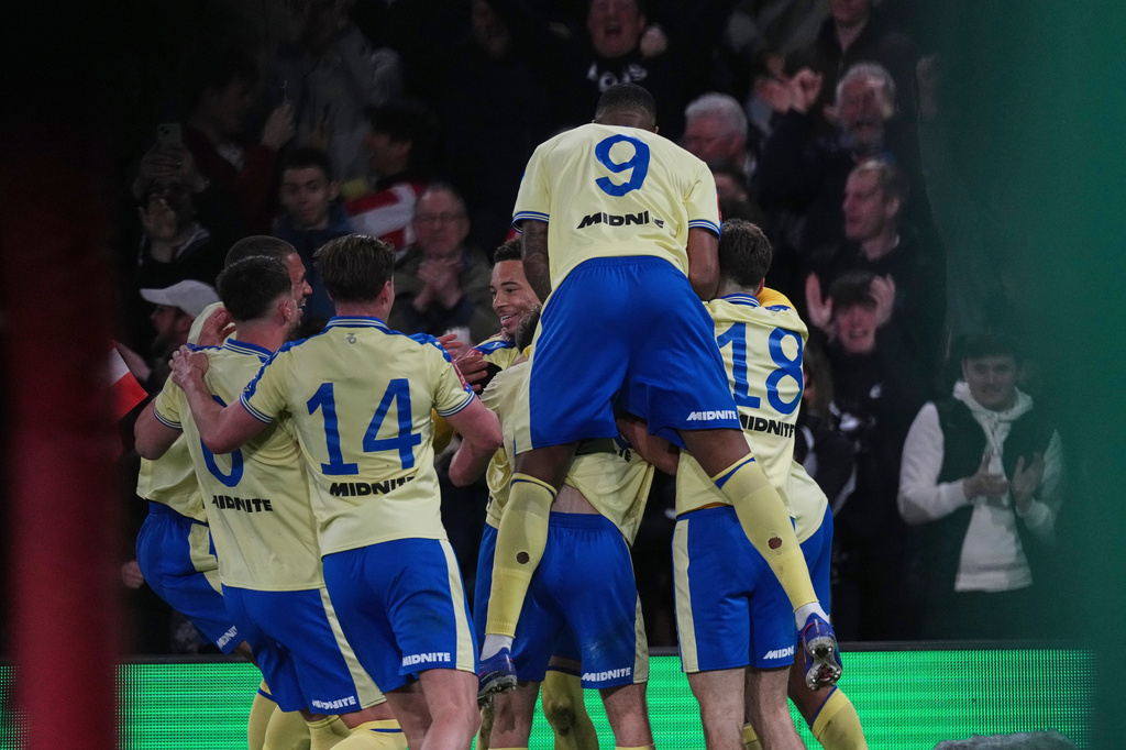 Southampton's team players celebrate after Shea Charles scored his side's second goal during the English FA Cup quaterfinal soccer match between Southampton and Arsenal in Southampton, England, Saturday, April 4, 2026. (AP Photo/Dave Shopland)
