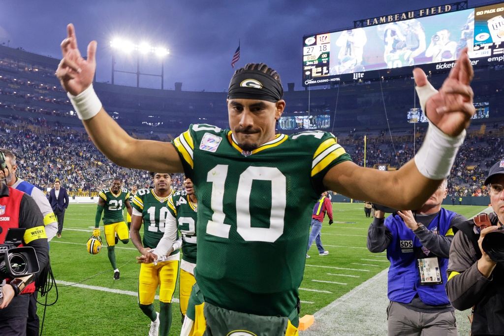 Green Bay Packers' Jordan Love leaves the field after an NFL football game against the Cincinnati Bengals Sunday, Oct. 12, 2025, in Green Bay, Wis. (AP Photo/Mike Roemer)