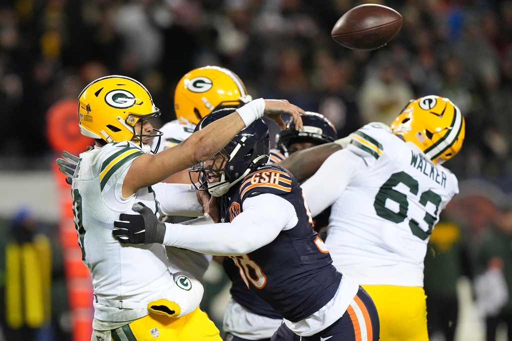 Packers' inability to protect leads down the stretch proves costly in wild-card loss at Chicago