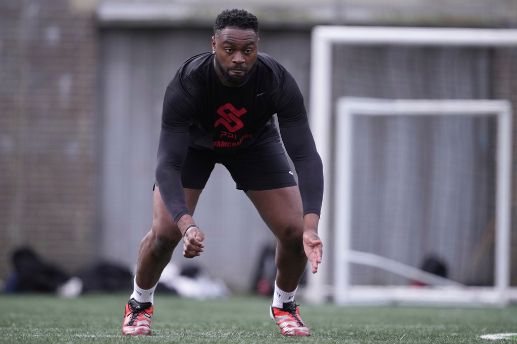 Oluwanifemi 'Neff' Giwa takes part in a football workout session at the National Sports Center, Crystal Palace in London, Sunday, March 29, 2026. (AP Photo/Alastair Grant)