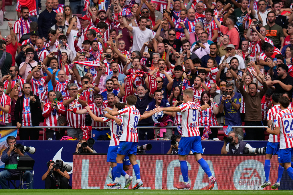 Atletico Madrid players celebrate their side's third goal during the Spanish La Liga soccer match between Atletico Madrid and Real Madrid at Metropolitano stadium, in Madrid, Spain, Saturday, Sept. 27, 2025. (AP Photo/Manu Fernandez)