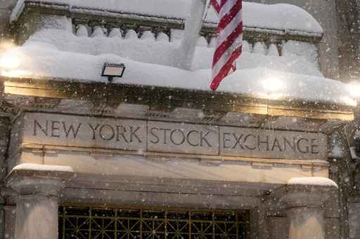 Wall Street baja tras alza de aranceles de Trump y venta de posibles perdedores de IA