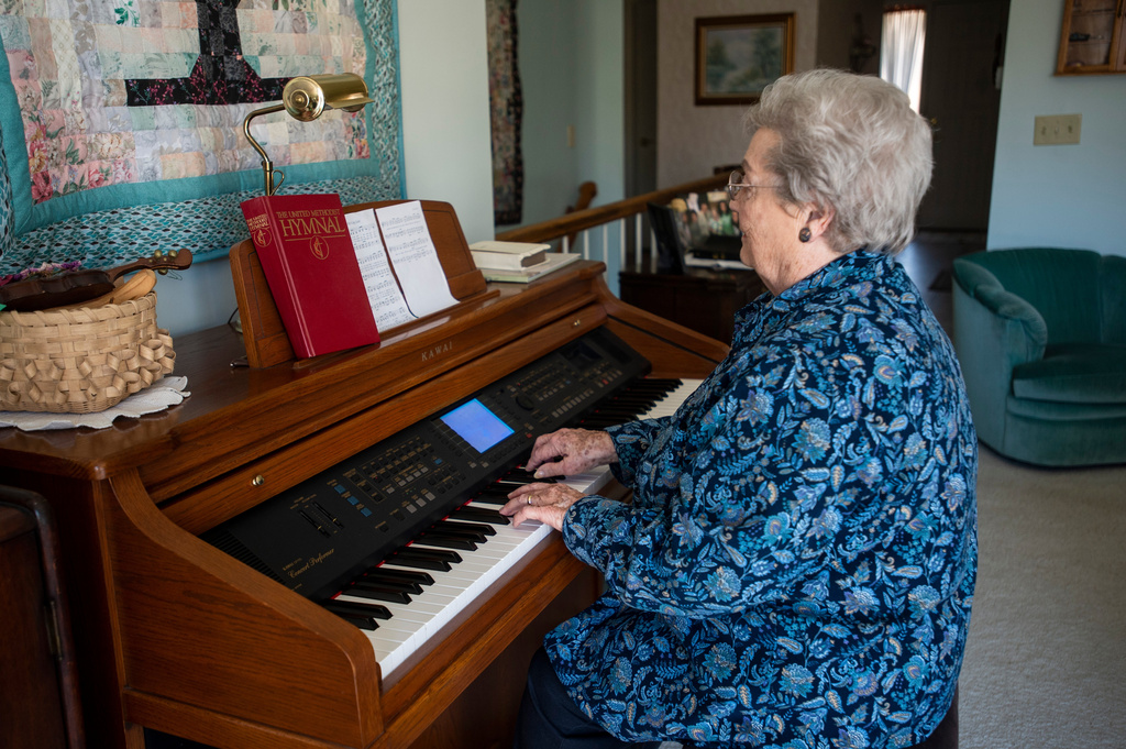 Gretna VanFleet plays one of her favorite hymns at her home in Frankenmuth, Mich, Monday, Jan. 14, 2019. (Kaytie Boomer/Saginaw News via AP)
