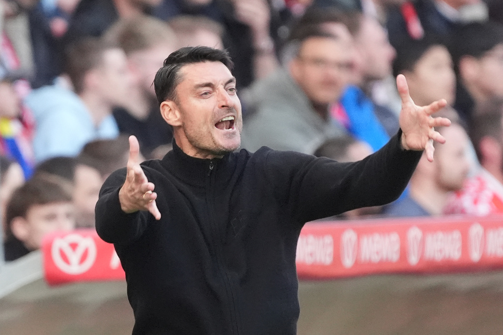 Frankfurt's head coach Albert Riera gestures during the German Bundesliga soccer match between 1.FSV Mainz 05 and Eintracht Frankfurt in Mainz, Germany, Sunday, March 22, 2026. (Marc Schueler/dpa via AP)