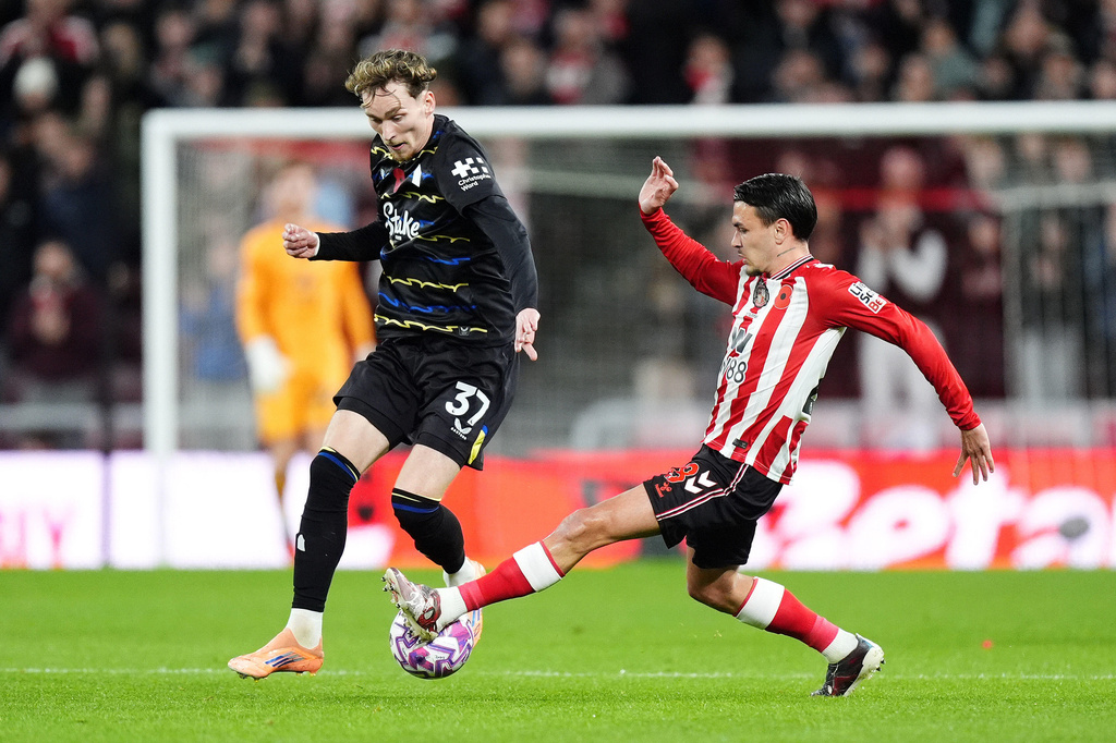Everton's James Garner, left, and Sunderland's Enzo Le Fee during the English Premier League soccer match between Sunderland and Everton in Sunderland, England, Monday Nov. 3, 2025. (Mike Egerton/PA via AP)