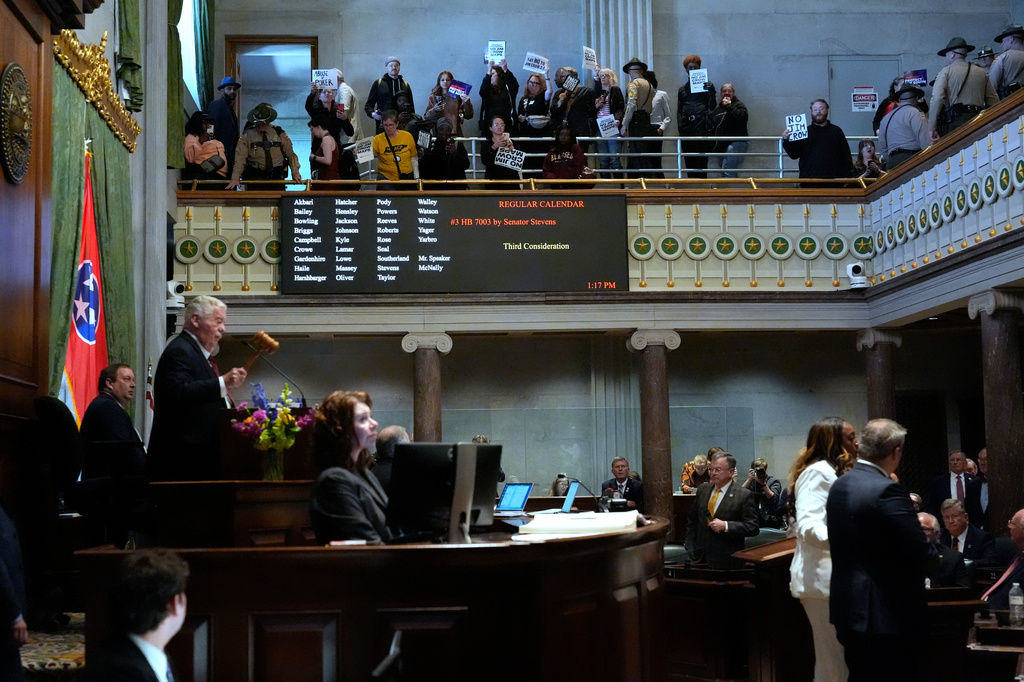 The Senate gallery is cleared by state troopers during a special session of the state legislature to redraw U.S. Congressional voting maps Thursday, May 7, 2026, in Nashville, Tenn. (AP Photo/George Walker IV)