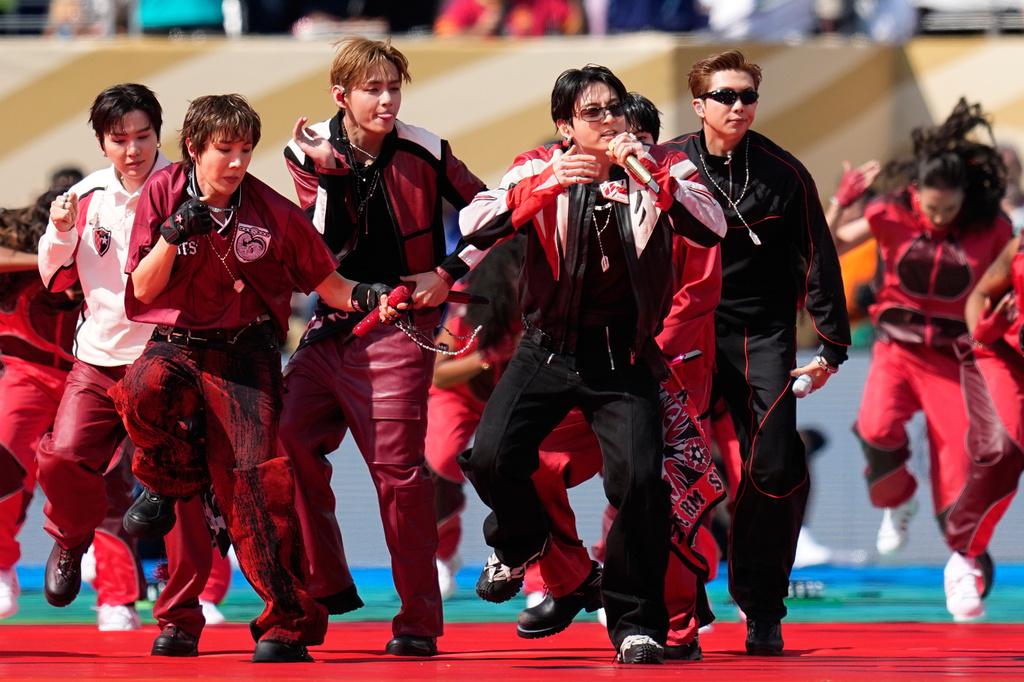 El grupo masculino surcoreano BTS actúa durante el espectáculo del descanso de la final de la Copa del Mundo de fútbol entre España y Argentina en East Rutherford, Nueva Jersey, cerca de Nueva York, el domingo 19 de julio de 2026. (Foto AP/Ashley Landis)
