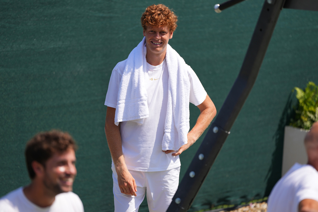 Jannik Sinner of Italy smiles during a training session at the All England Lawn Tennis and Croquet Club, ahead of the Wimbledon Championships in London, Thursday, June 25, 2026. (AP Photo/Kirsty Wigglesworth)