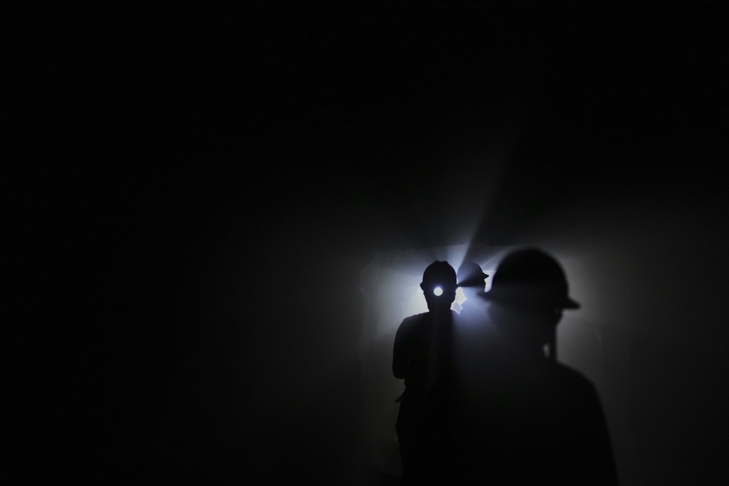 A group of workers enter a mine for the day in San Joaquin, Mexico, Tuesday, Aug. 19, 2025. (AP Photo/Fernando Llano)