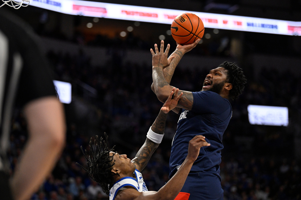 Duquesne's John Hugley IV, right, shoots the ball against the Saint Louis Billikens during the first half of an NCAA college basketball game Saturday, Feb. 28, 2026, in St. Louis. (AP Photo/Jeff Le)