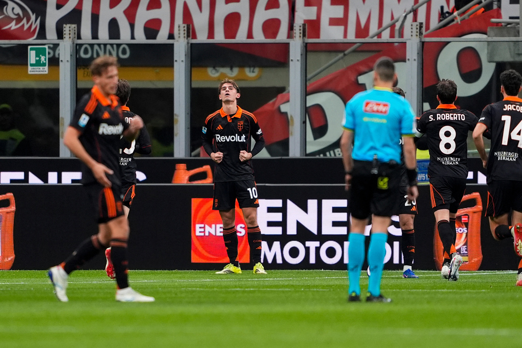 Como's Nico Paz (10) celebrates after scoring a goal against AC Milan during the Serie A soccer match, Wednesday, Feb., 18 2026, in Milan, Italy. (Fabio Ferrari/LaPresse via AP)