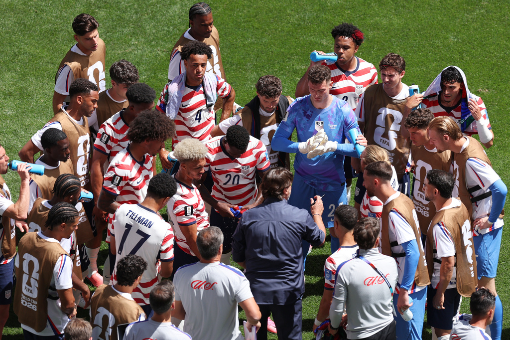 United States head coach Mauricio Pochettino, center, speaks to his players during a hydration break during the World Cup Group D soccer match between the United States and Australia in Seattle, Friday, June 19, 2026. (AP Photo/Maddy Grassy)