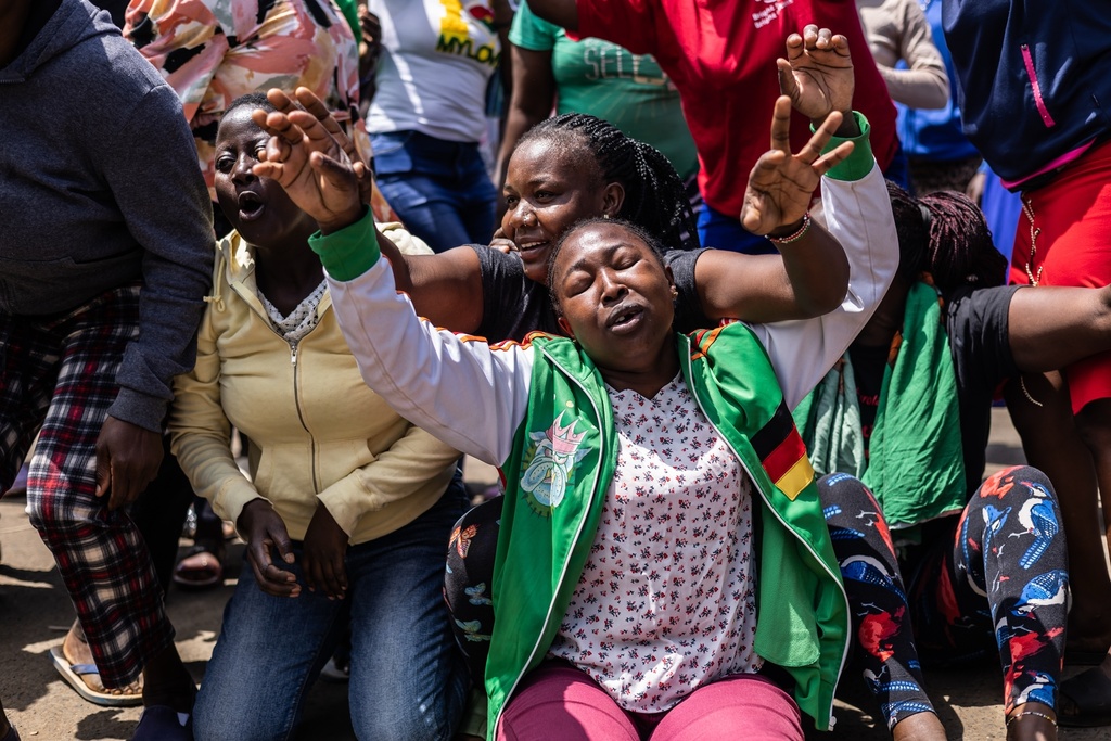 People react in the Kibera neighborhood of Nairobi, Kenya, to the death of Kenya former prime minister Raila Odinga Wednesday, Oct. 15, 2025. Odinga died of a heart attack in Indiaat the age of 80. (AP Photo/Samson Otieno)