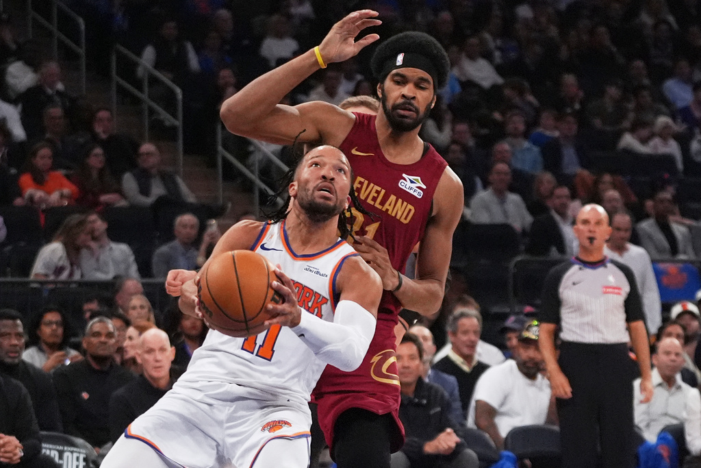 New York Knicks' Jalen Brunson (11) drives past Cleveland Cavaliers' Jarrett Allen (31) during the second half of an NBA basketball game Wednesday, Oct. 22, 2025, at Madison Square Garden in New York. (AP Photo/Frank Franklin II)