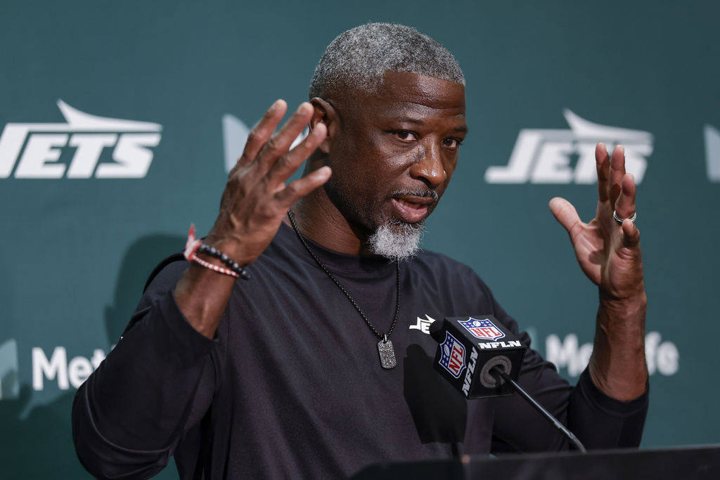 New York Jets head coach Aaron Glenn talks to reporters following an NFL football game against the Pittsburgh Steelers Sunday, Sept. 7, 2025, in East Rutherford, N.J. (AP Photo/Adam Hunger)
