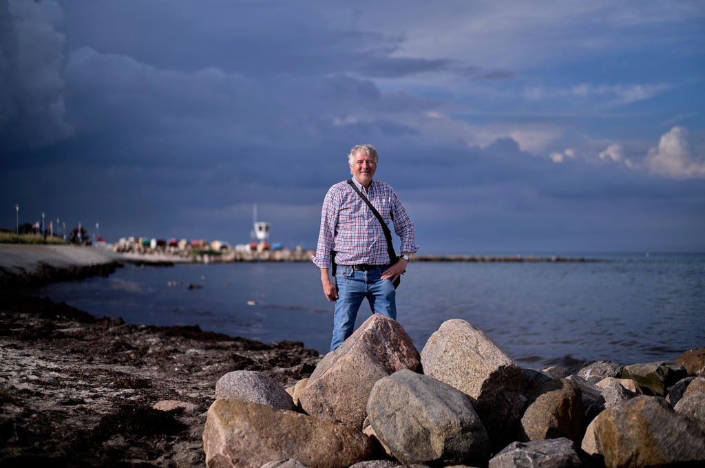 Axel Kramer a tourist guide and amber expert poses for a photo during a guided amber hunt for tourists on the beach of the Baltic resort of Dahme, Germany, Tuesday, Sept. 2, 2025. (AP Photo/Markus Schreiber)