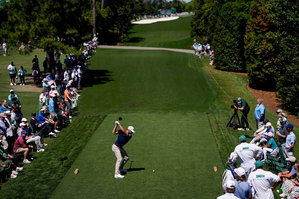 Sam Burns hits his tee shot on the 18th hole during the first round of the Masters golf tournament at the Augusta National Golf Club, Thursday, April 9, 2026, in Augusta, Ga. (AP Photo/Matt Slocum)