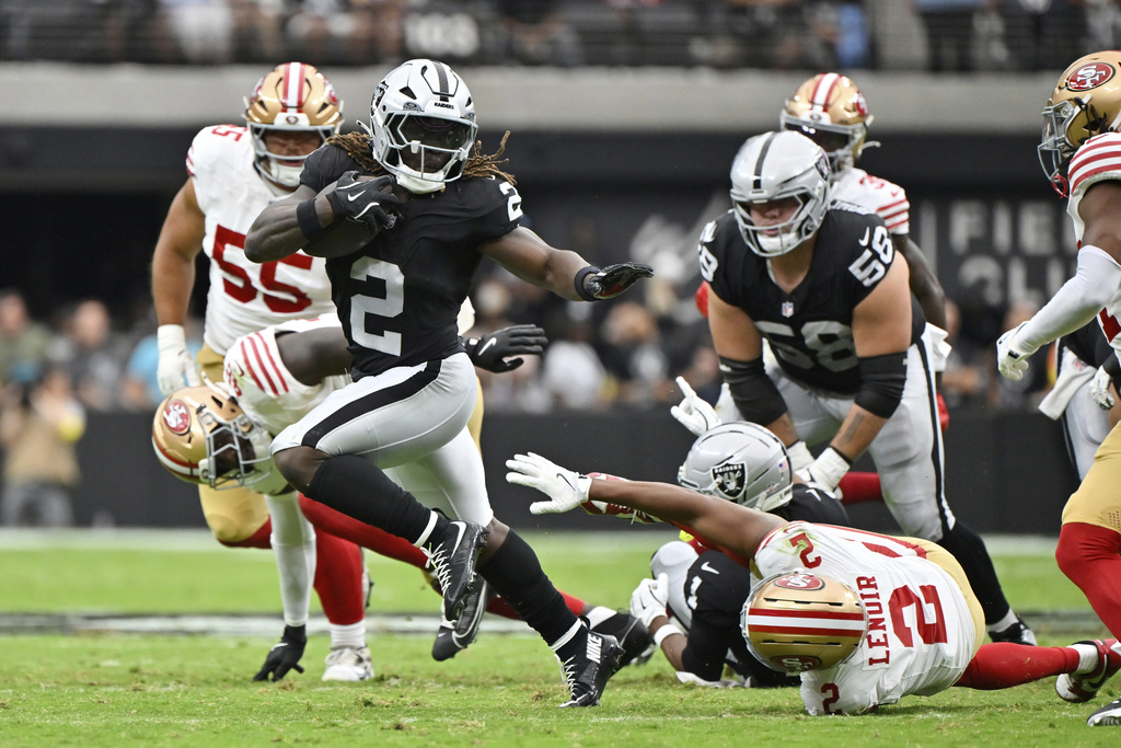 Las Vegas Raiders running back Ashton Jeanty (2) carries during the first half of a preseason NFL football game against the San Francisco 49ers, Saturday, Aug. 16, 2025, in Las Vegas. (AP Photo/David Becker)