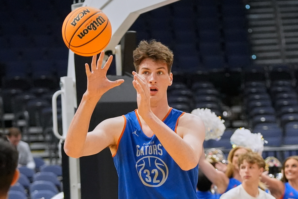 Florida center Olivier Rioux (32) collects a pass during practice at the NCAA college basketball tournament, Thursday, March 19, 2026, in Tampa, Fla. (AP Photo/John Raoux)