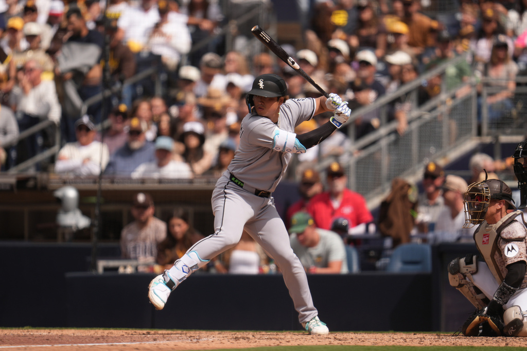 Chicago White Sox's Munetaka Murakami bats during the eighth inning of a baseball game against the San Diego Padres Sunday, May 3, 2026, in San Diego. (AP Photo/Gregory Bull)