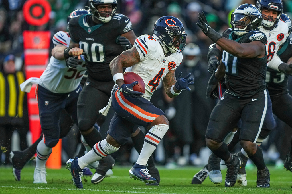 Chicago Bears running back D'Andre Swift (4) runs the ball during the first half of an NFL football game against the Philadelphia Eagles, Friday, Nov. 28, 2025, in Philadelphia. (AP Photo/Matt Rourke)