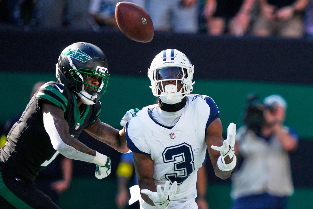 Dallas Cowboys' George Pickens catches a touchdown pass in front of New York Jets' Sauce Gardner during the second half of an NFL football game Sunday, Oct. 5, 2025, in East Rutherford, N.J. (AP Photo/Yuki Iwamura)