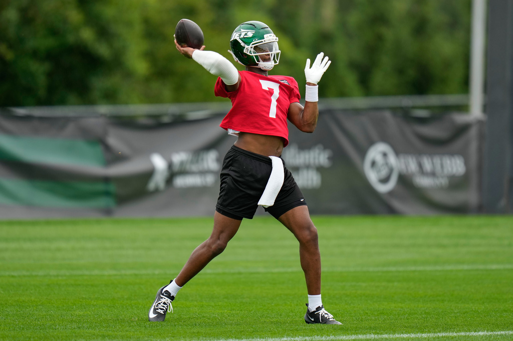 New York Jets quarterback Geno Smith throws during an NFL football training camp in Florham Park, N.J., Wednesday, July 29, 2026. (AP Photo/Seth Wenig)