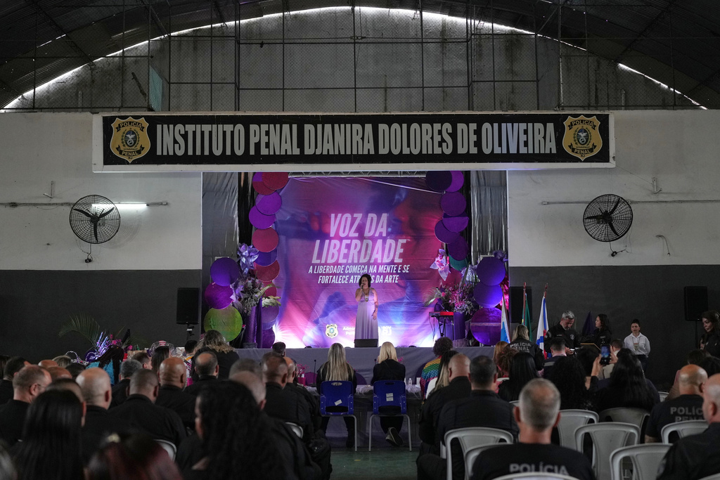 An inmate performs on stage in the Voice of Freedom rehabilitation program singing contest at the Djanira Dolores de Oliveira women's penitentiary in Rio de Janeiro, Friday, Jan. 23, 2026. (AP Photo/Silvia Izquierdo)
