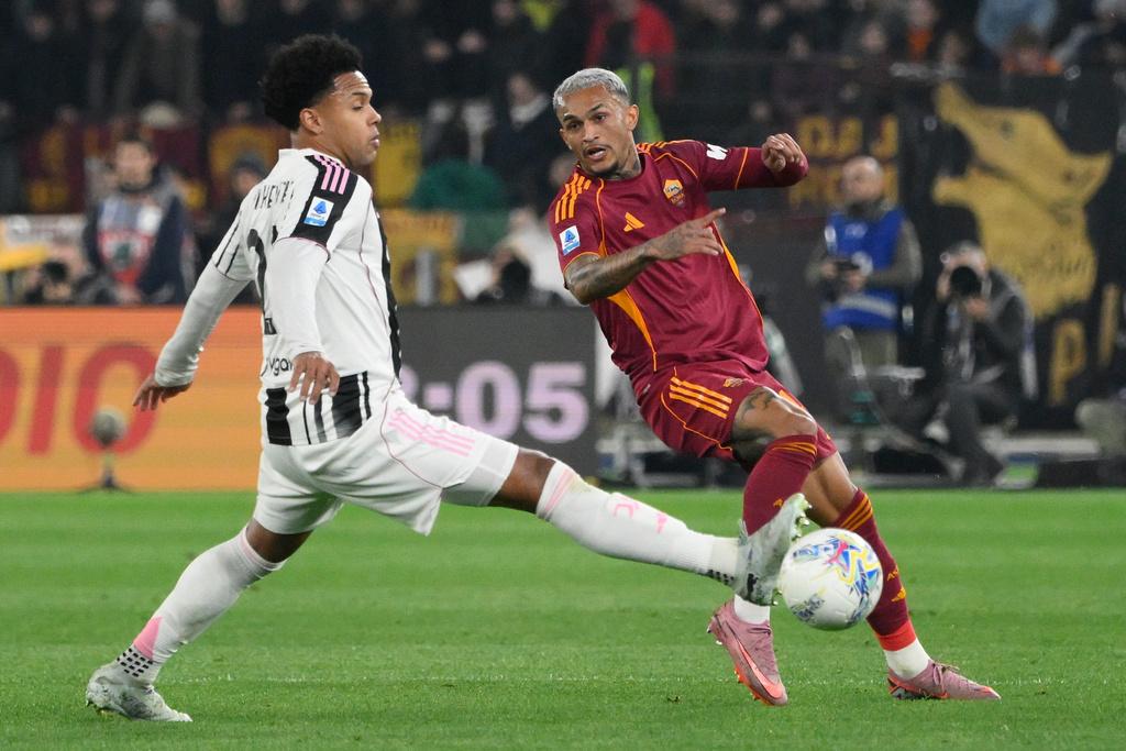 Roma's Wesley, right, and Juventus's Weston McKennie in action during the Serie A soccer match between AS Roma and Juventus FC in Rome, Italy, Sunday March 1, 2026. (Fabrizio Corradetti/LaPresse via AP)