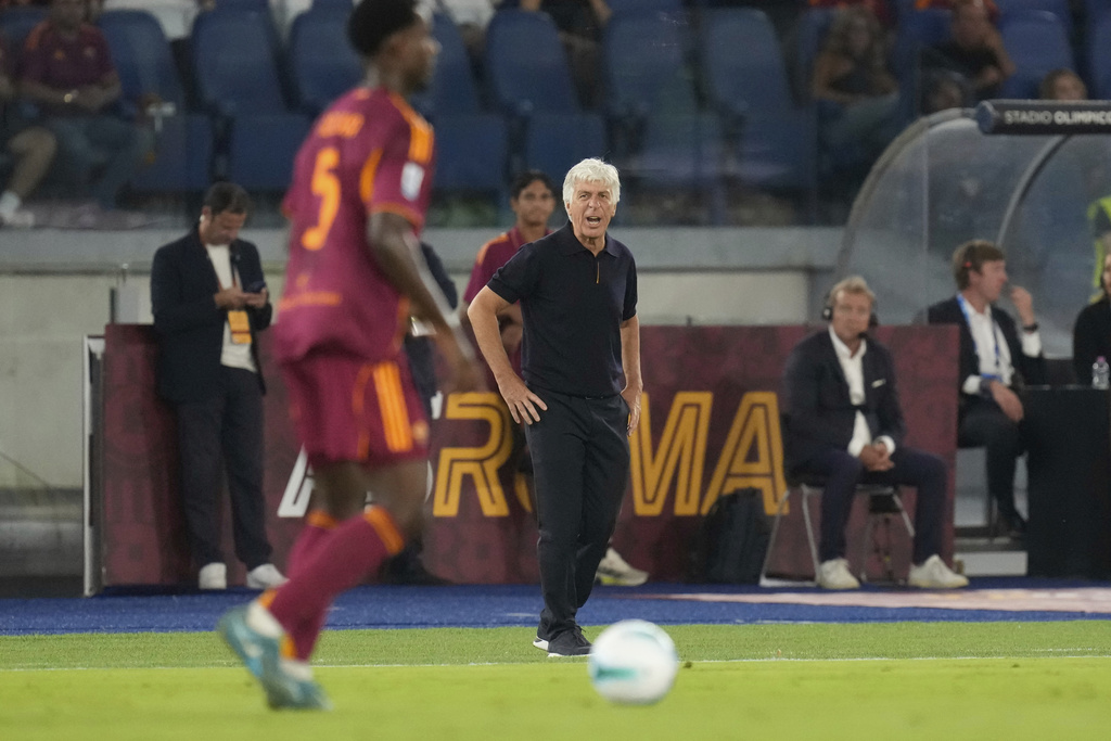Roma's head coach Gian Piero Gasperini follows the game of the Serie A soccer match between Roma and Bologna at Rome's Olympic Stadium, Saturday, Aug. 23, 2025. (AP Photo/Gregorio Borgia)