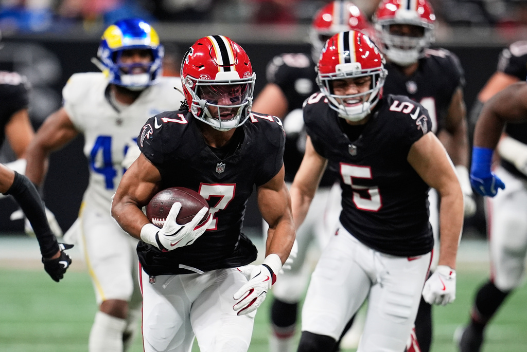 Atlanta Falcons running back Bijan Robinson (7) carries for a long gain in the second half of an NFL football game against the Los Angeles Rams, Monday, Dec. 29, 2025, in Atlanta. (AP Photo/Mike Stewart)