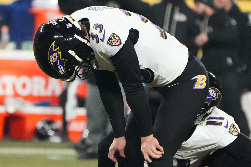Baltimore Ravens kicker Tyler Loop (33) reacts after missing a field goal in the second half of an NFL football game against the Pittsburgh Steelers, Sunday, Jan. 4, 2026, in Pittsburgh. (AP Photo/Gene J. Puskar)