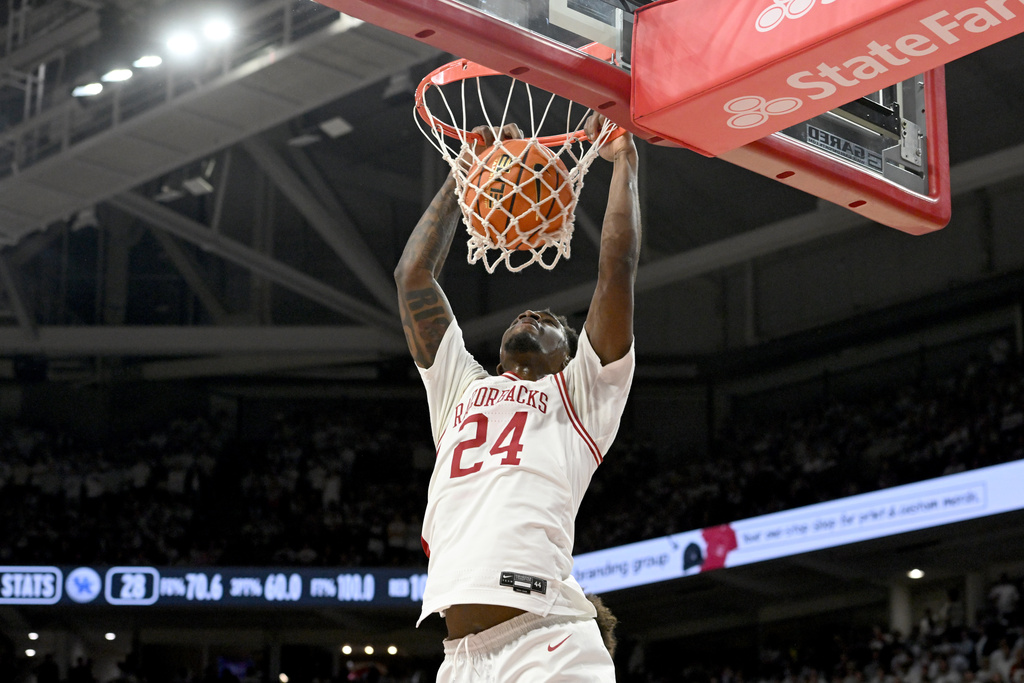 Arkansas guard Billy Richmond III (24) dunks the ball on a fast break against Kentucky during the first half of an NCAA college basketball game Saturday, Jan. 31, 2026, in Fayetteville, Ark. (AP Photo/Michael Woods)