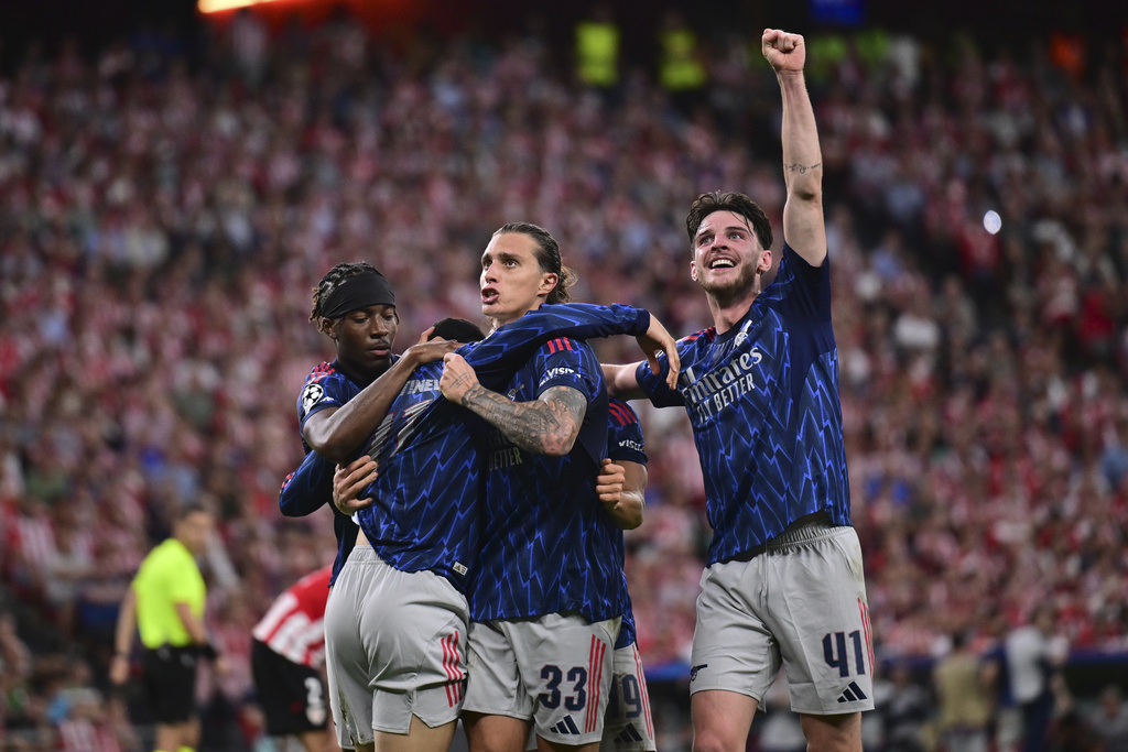 Arsenal's Gabriel Martinelli, second left, celebrates with teammates after scoring the opening goal of his team during the Champions League opening phase soccer match between Athletic Bilbao and Arsenal at the San Mames stadium in Bilbao, Spain, Tuesday, Sept. 16, 2025. (AP Photo/Miguel Oses)