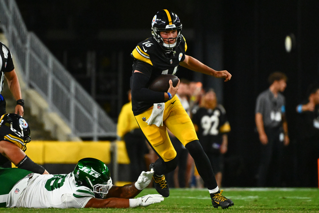 Pittsburgh Steelers quarterback Drew Allar (16) avoids a tackle during the second half of an NFL preseason football game against the New York Jets, Friday, Aug. 21, 2026, in Pittsburgh. (AP Photo/Justin Berl)