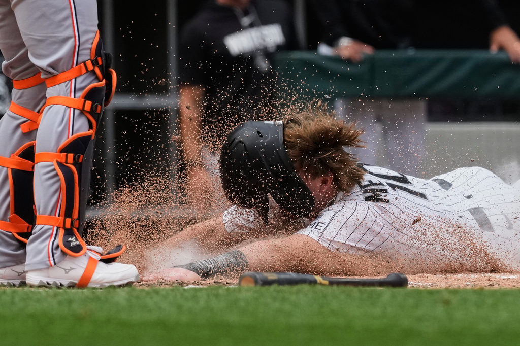 Chicago White Sox's Chase Meidroth scores on a one-run single by Tristan Peters during the seventh inning of a baseball game against the Detroit Tigers in Chicago, Sunday, May 31, 2026. (AP Photo/Nam Y. Huh)