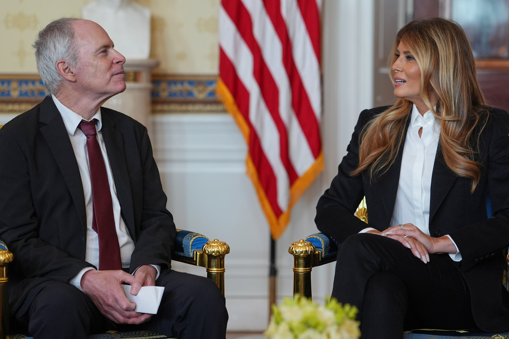 First lady Melania Trump meets with freed American-Israeli hostage Keith Siegel at the White House, Wednesday, Feb. 4, 2026, in Washington. (AP Photo/Evan Vucci)