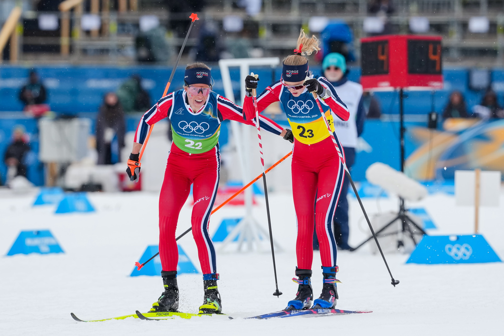 Astrid Oeyre Slind, of Norway, tags teammate Karoline Simpson-Larsen, right, during the cross country skiing women's 4 x 7.5km relay at the 2026 Winter Olympics, in Tesero, Italy, Saturday, Feb. 14, 2026. (AP Photo/Kirsty Wigglesworth)