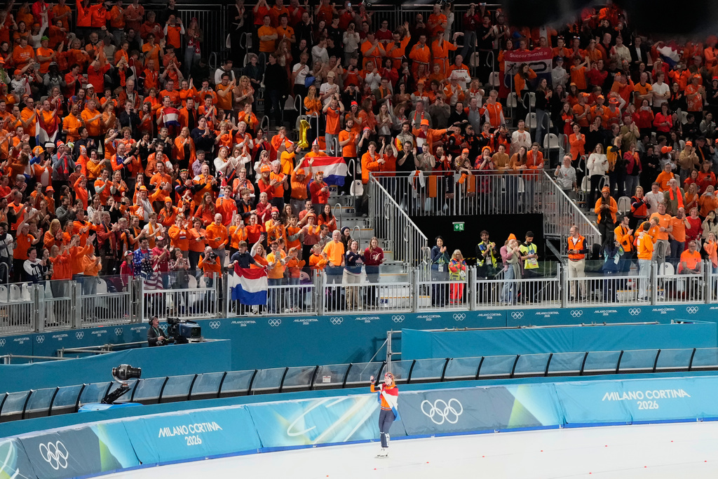 Netherlands' Antoinette Rijpma-de Jong celebrates after winning the women's speedskating 1,500-meters final at the 2026 Winter Olympics, in Milan, Italy, Friday, Feb. 20, 2026. (AP Photo/David J. Phillip)