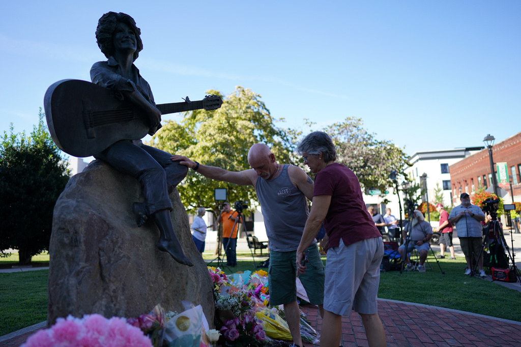 People visit a makeshift memorial honoring Dolly Parton in Sevierville, Tenn., Tuesday, Aug. 25, 2026. (AP Photo/Camden Hall)