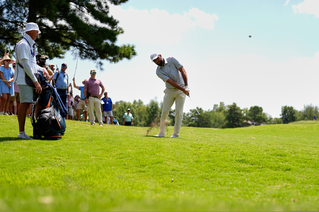 Scottie Scheffler chips onto the second green during the third round of the St. Jude Championship golf tournament Saturday, Aug. 15, 2026, in Memphis, Tenn. (AP Photo/George Walker IV)