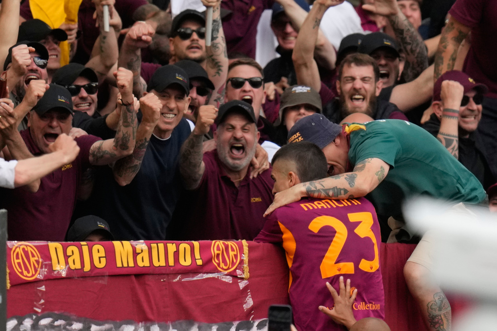 Roma's Gianluca Mancini celebrates with soccer fans after scoring during the Italian Serie A soccer match between Roma and Lazio in Rome, Sunday, May 17, 2026. (AP Photo/Gregorio Borgia)