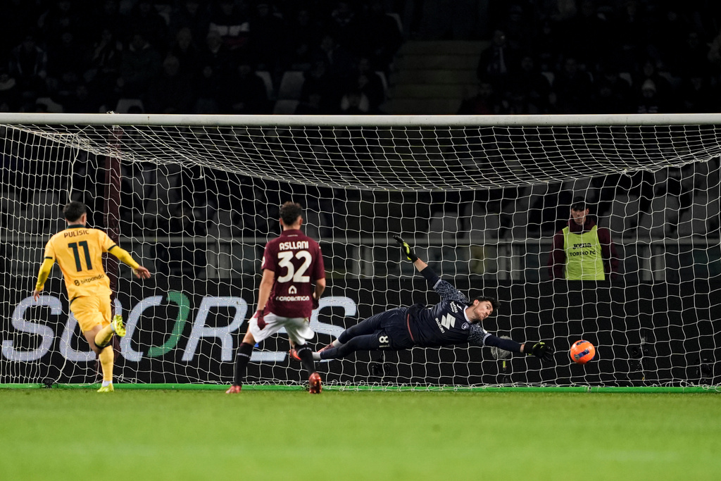 AC Milan's Christian Pulisic, left, scores his side's third goal goal during the Serie A soccer match between Torino FC and Milan in Turin, Italy, Monday, Dec. 8, 2025. (Fabio Ferrari/LaPresse via AP)