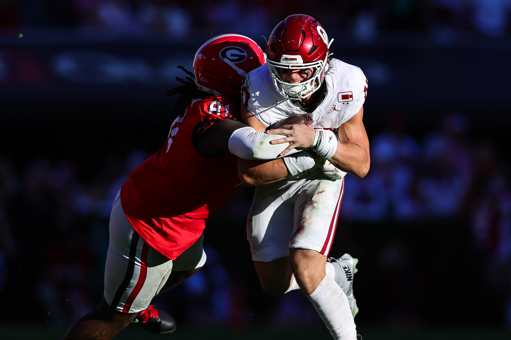 Georgia defensive lineman Josh Horton, left, tackles Oklahoma quarterback John Mateer, right, during the second half of an NCAA college football game, Saturday, Sept. 26, 2026, in Athens, Ga. (AP Photo/Colin Hubbard)