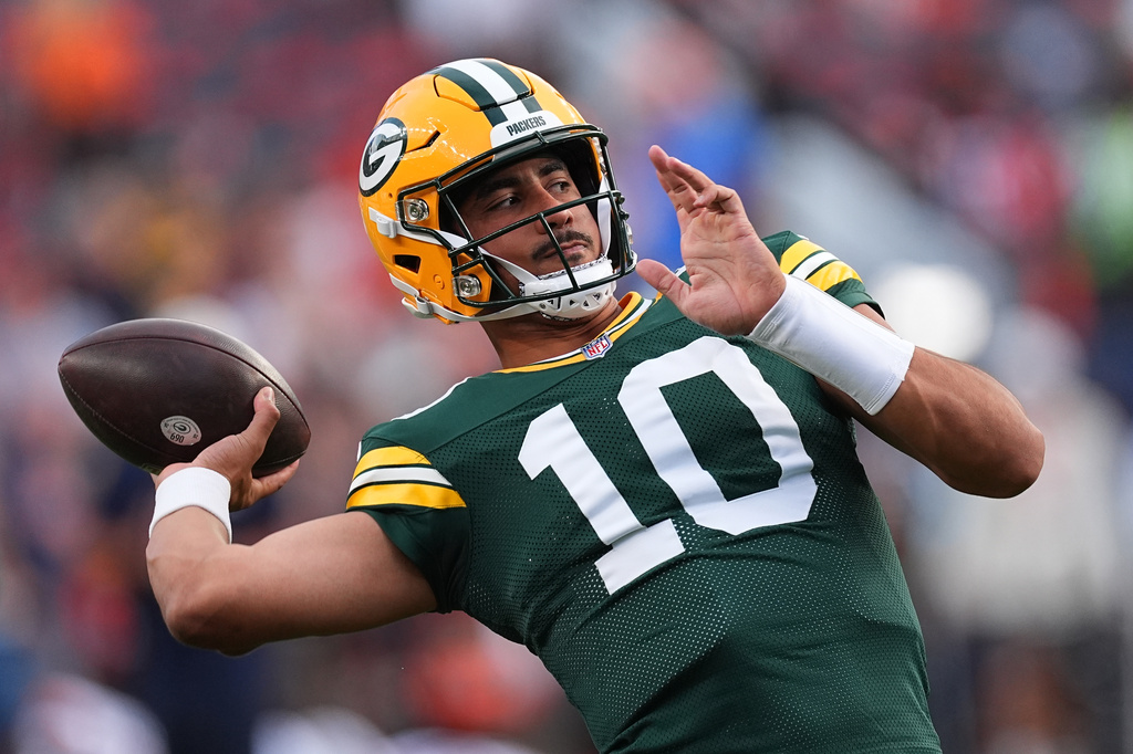 Green Bay Packers quarterback Jordan Love (10) warms up before an NFL preseason football game against the Denver Broncos, Friday, Aug. 21, 2026, in Denver. (AP Photo/David Zalubowski)