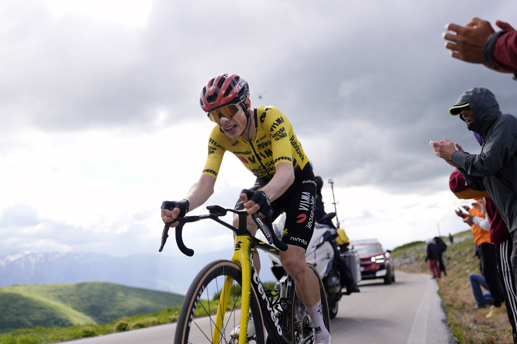 Denmark's Jonas Vingegaard is cheered by fans as he pedals on his way to win the 7th stage of the Giro d'Italia cycling race, from Formia to Blockhaus, Italy, Friday May 15, 2026. (Fabio Ferrari/LaPresse via AP)