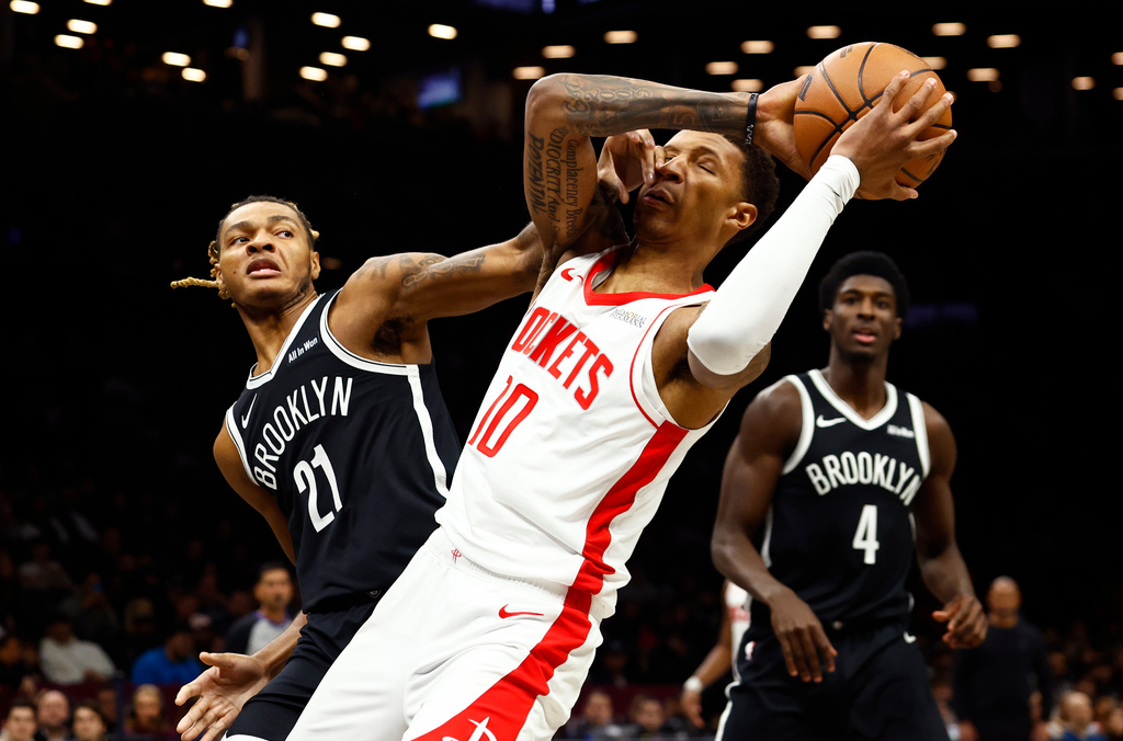 Brooklyn Nets forward Noah Clowney (21) defends against Houston Rockets forward Jabari Smith Jr. (10) during the first half of an NBA basketball game, Thursday, Jan. 1, 2026, in New York. (AP Photo/Noah K. Murray)